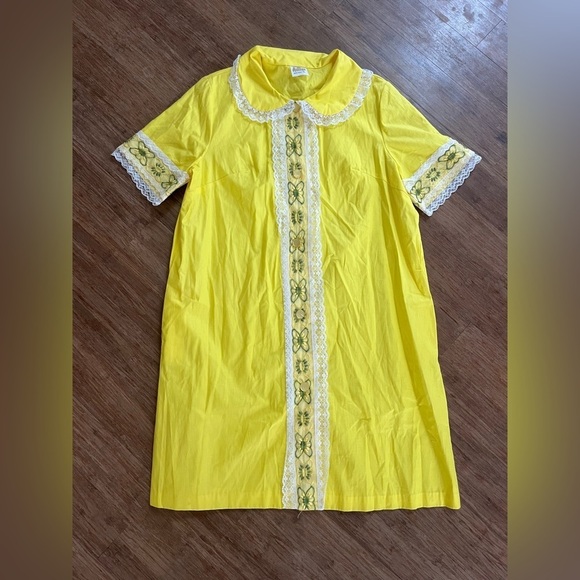 Vintage Dresses & Skirts - Vintage Antigo Montreal Yellow House Coat/Dress with Lace Trim, Sz L